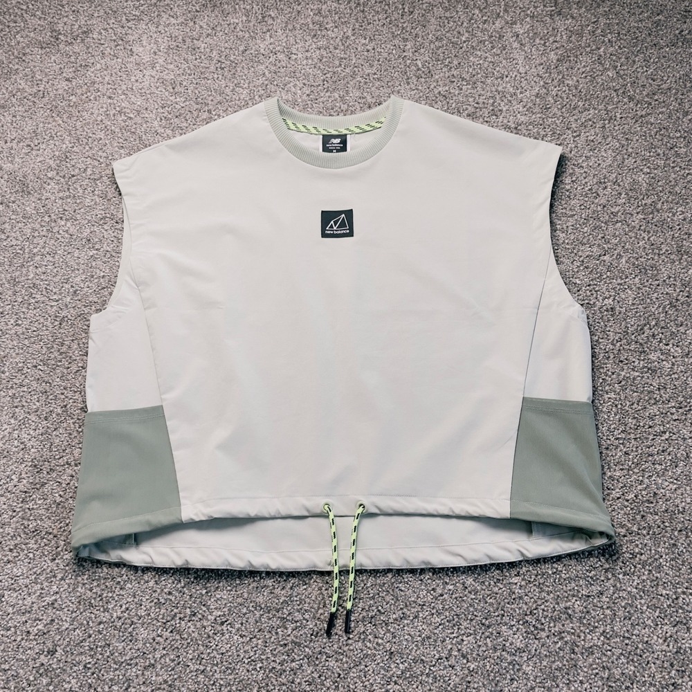 New Balance All Terrain Pocket Tee Green Women's M Drawstring Hem
